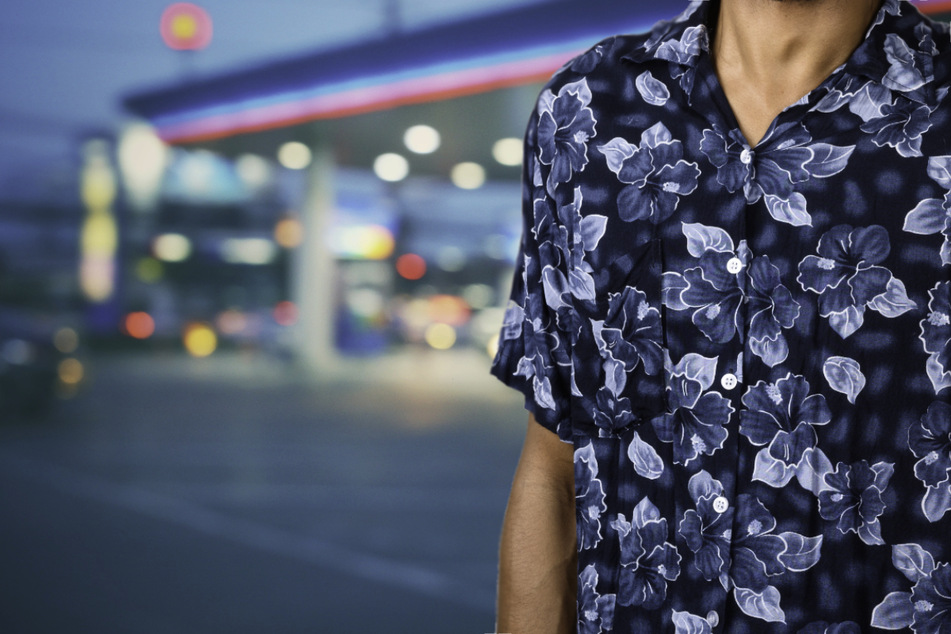 Der Räuber hatte beim Überfall auf die Tankstelle ein auffälliges, dunkelblau-weiß gemustertes Hawaii-Hemd getragen. (Symbolbild)