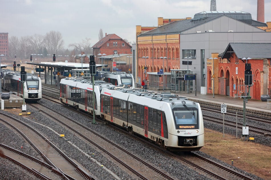Vier Männer prügeln sich vor dem Bahnhof: Polizei sucht Zeugen