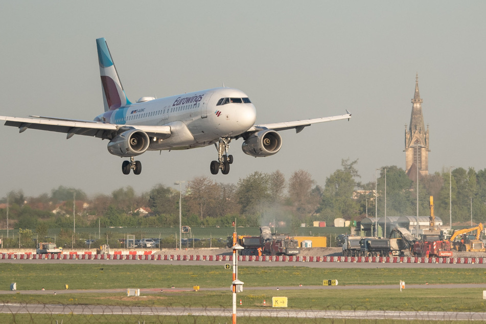 Ein Flugzeug der Eurowings landet auf dem Flughafen Stuttgart.