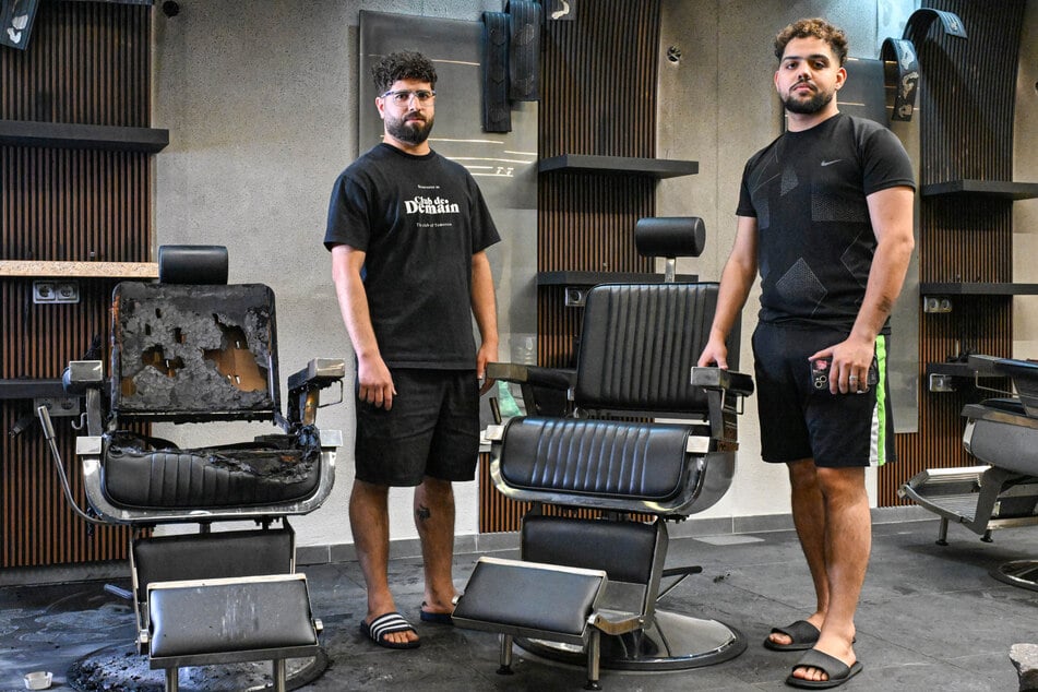 Erst seit einem Jahr betreiben Alaa Rahilani (34, l.) und Al Hassan Hatem (23) ihren Friseursalon, sind noch Stunden nach der Tat schockiert von dem Vorfall.