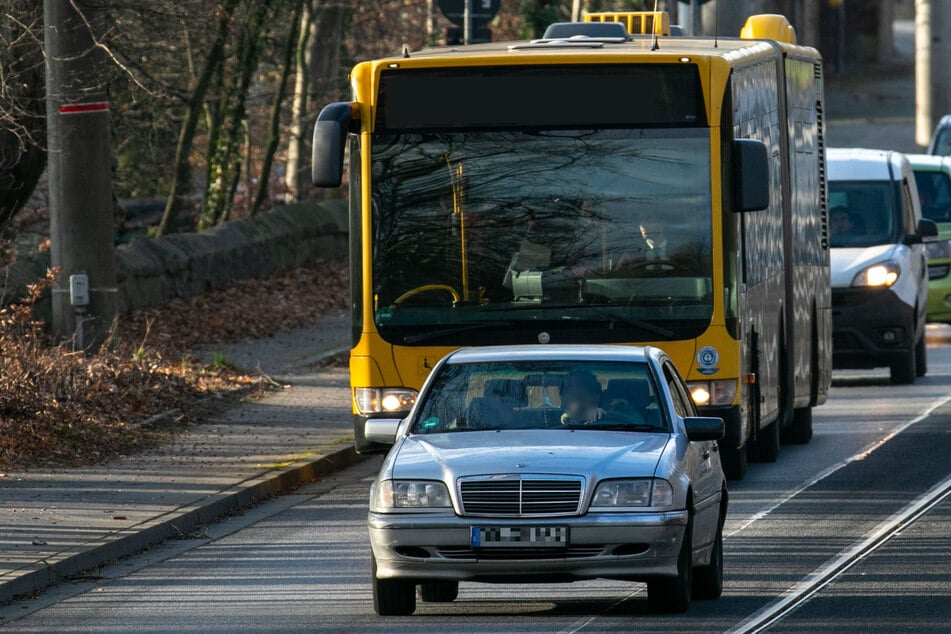 Dresden: Dresdner Linienbus muss scharf abbremsen: Drei Kinder verletzt!