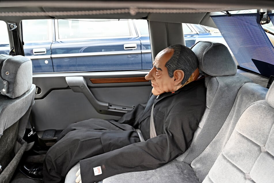 In diesem 1986er Citroën fährt eine Attrappe des französischen Ex-Präsidenten Jacques Chirac mit.