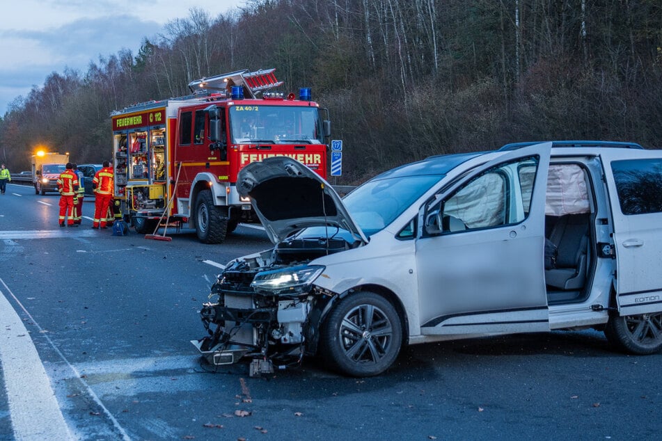 Auch der Fahrer des VW Caddys musste in eine Klinik gebracht werden. Er konnte sich selbst aus dem Unfallauto befreien.