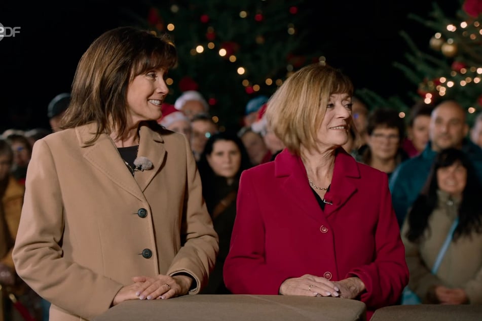 Heidelinde Strobel aus Essen (r.) und ihre Freundin Beate Bockem möchten bei "Bares für Rares" ein besonderes Porzellanstück verkaufen.