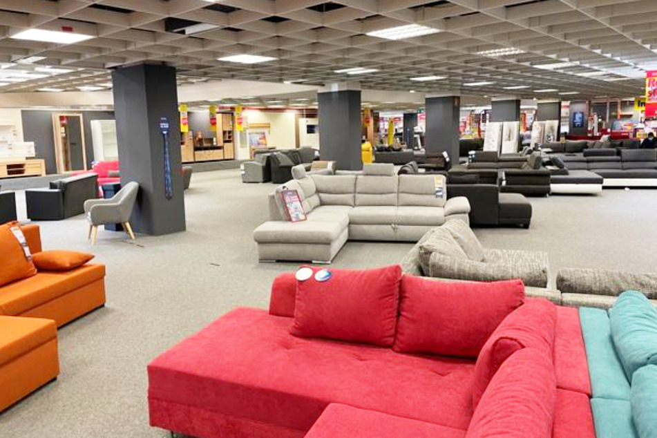 Zum verkaufsoffenen Sonntag (5.10.) schenkt ROLLER in Waghäusel Kunden u. a. bis zu 500 Euro beim Möbelkauf.¹