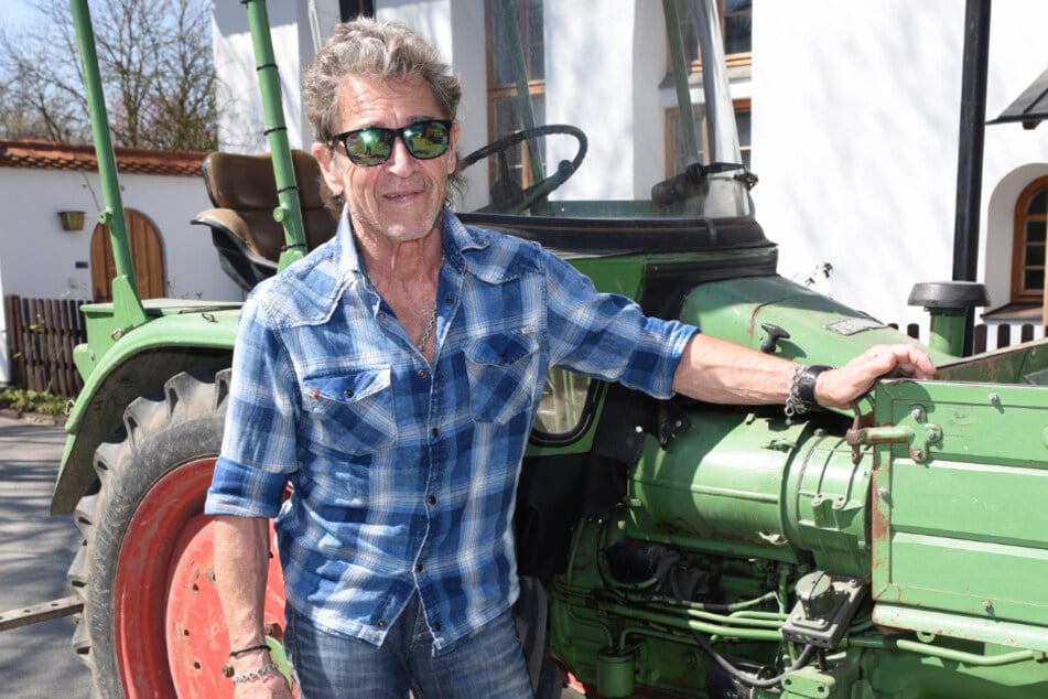 Peter Maffay steht auf Gut Dietlhofen an seinem Traktor.