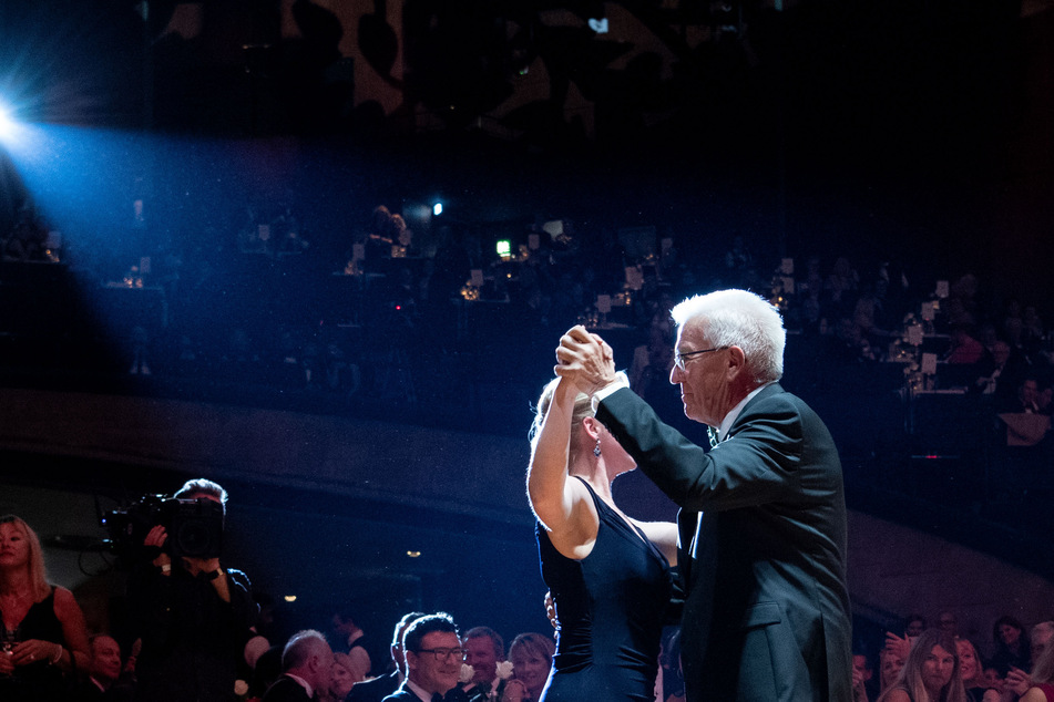 Stuttgart: Winfried Kretschmann (Bündnis 90/Die Grünen, r), Ministerpräsident von Baden-Württemberg, und Isabell Knüttgen, Ehefrau des Vorsitzenden der Landespressekonferenz, tanzen beim Landespresseball Baden-Württemberg den Eröffnungstanz.