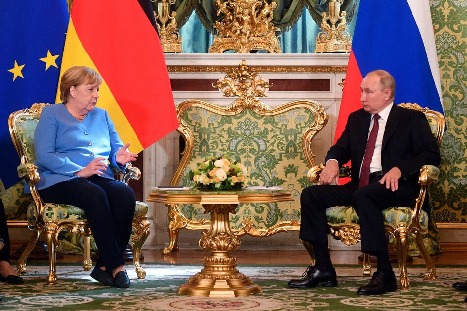 Die geschäftsführende Kanzlerin Merkel (67) hat Russlands Präsident Putin (69) angesichts der dramatischen Lage der Migranten an der belarussisch-polnischen Grenze gebeten, seinen Einfluss in Minsk geltend zu machen.