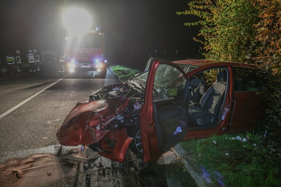 Das Auto ist durch den Unfall völlig zerstört. Zuvor war ein 81-Jähriger frontal in einen Lkw gekracht.
