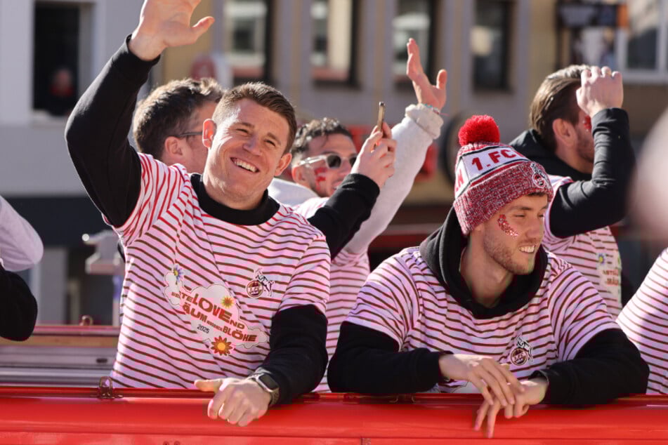 Im vergangenen Jahr grüßten unter anderem Dominique Heintz (32, l.) und Luca Waldschmidt (29) beim Rosenmontagszug vom FC-Wagen. (Archivbild)