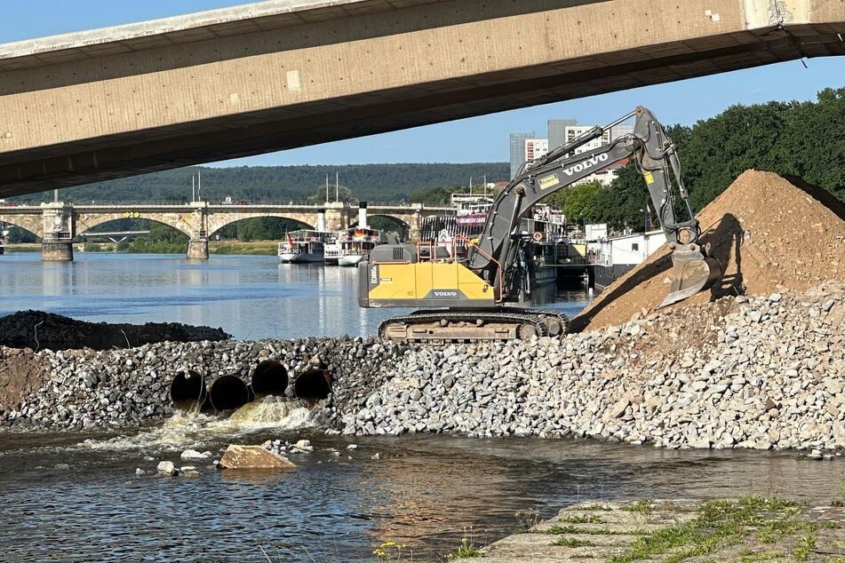 Bagger wurden an der Carolabrücke vom Elbwasser umzingelt.