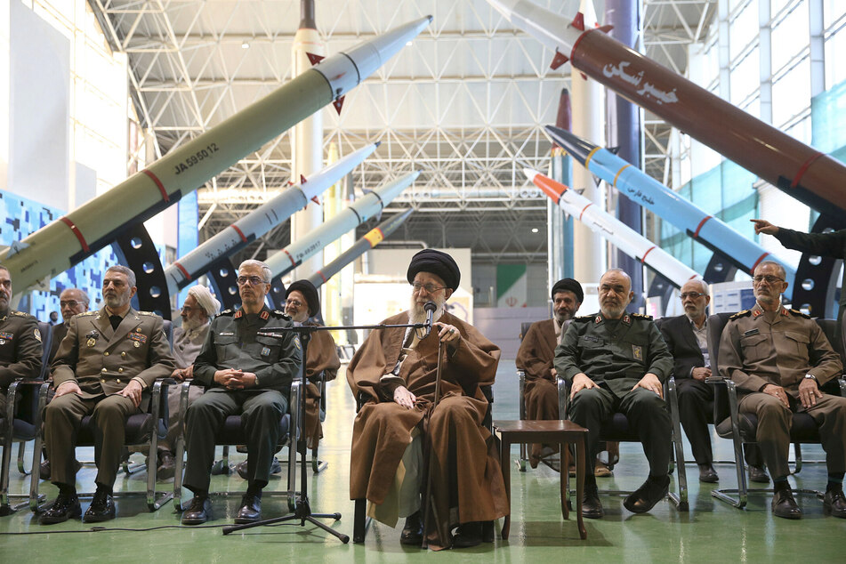 Irans Religionsführer Ajatollah Ali Chamenei (Mitte) lobte den Angriff seiner Armee auf Israel.