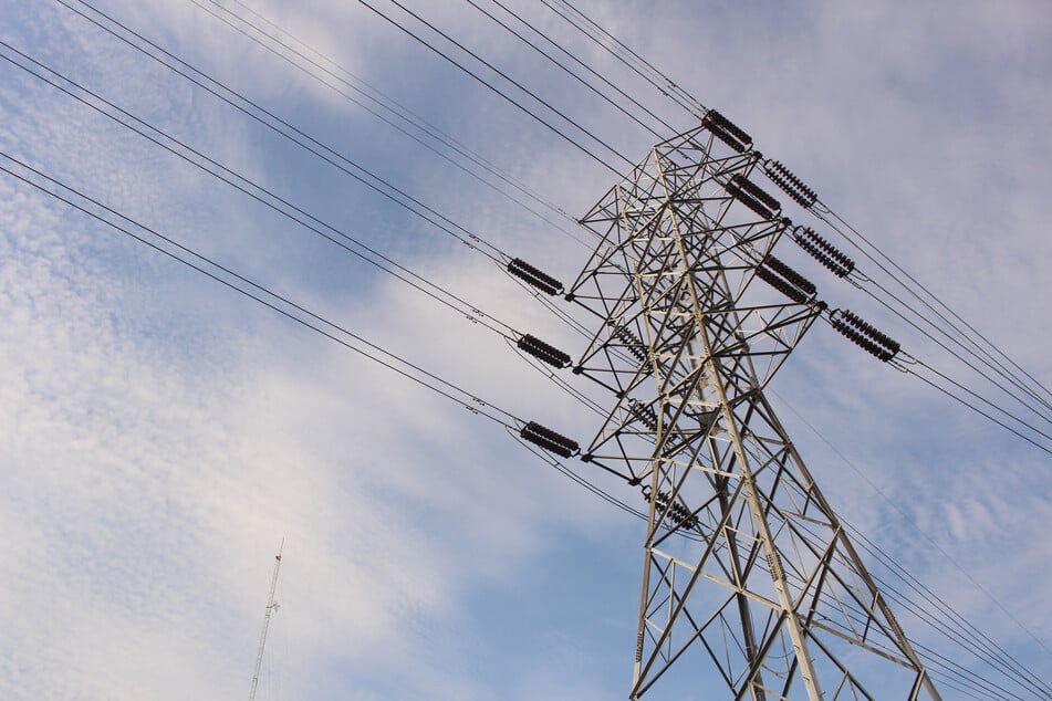 Der 19-Jährige versuchte, ohne Sicherung die Spitze des Hochspannungsmastes zu erklimmen, und geriet dabei in die Starkstromleitung. (Symbolbild)