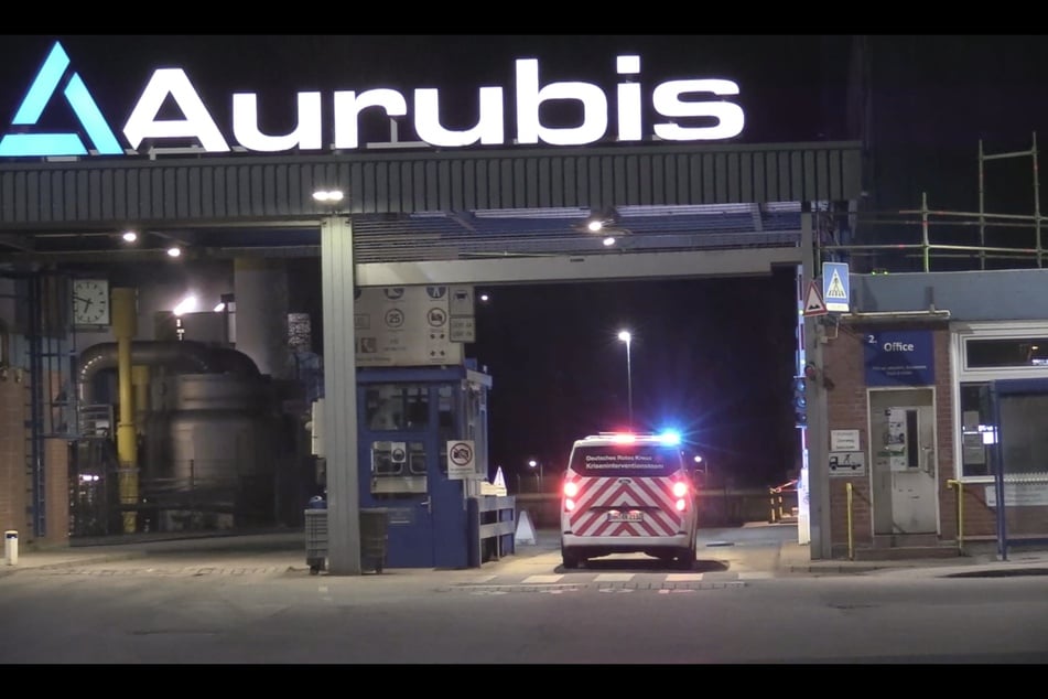 Bei einem Brand in einer Halle des Hamburger Kupferherstellers Aurubis ist ein Mann ums Leben gekommen.