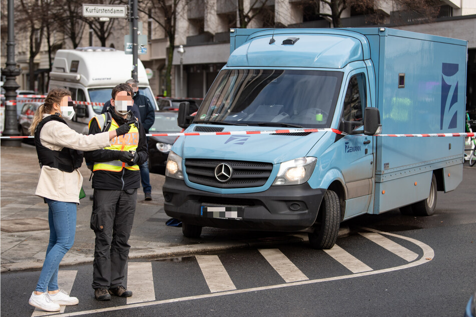 Als Teil einer Fünfergruppe soll der Angeklagte am 19. Februar einen Geldtransporter überfallen haben. Sie waren als Müllmänner getarnt.