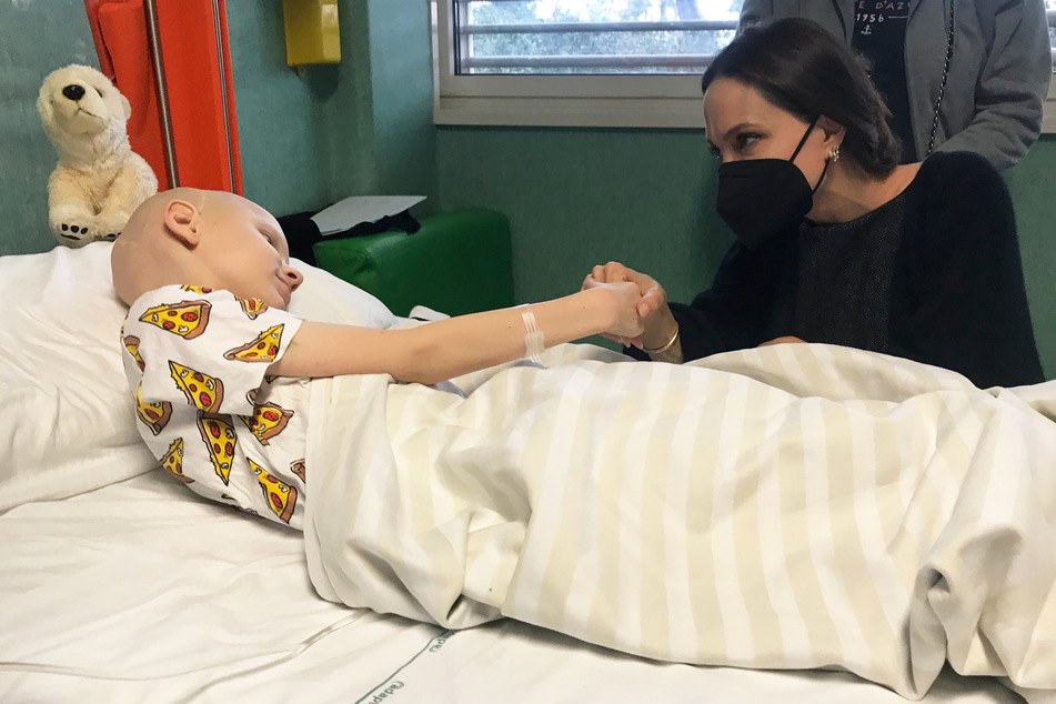 Angelina Jolie: Angelina Jolie besucht ukrainische Kinder im Krankenhaus des Vatikans