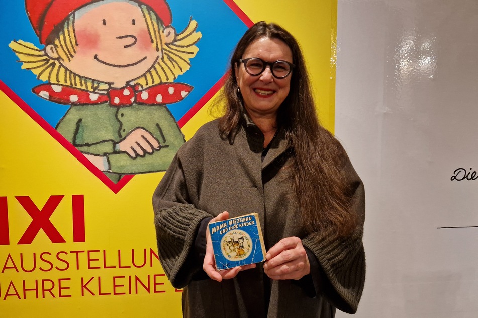 Carlsen-Verlegerin Renate Herre (59) mit ihrem allerliebsten Pixi "Mama Miezemau und ihre Kinder" in der Hand. "Das habe ich bestimmt über 100 Mal gelesen", gab sie gegenüber TAG24 zu.