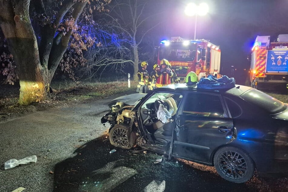 Die Feuerwehr befreite den eingeklemmten Mann aus seinem Auto.