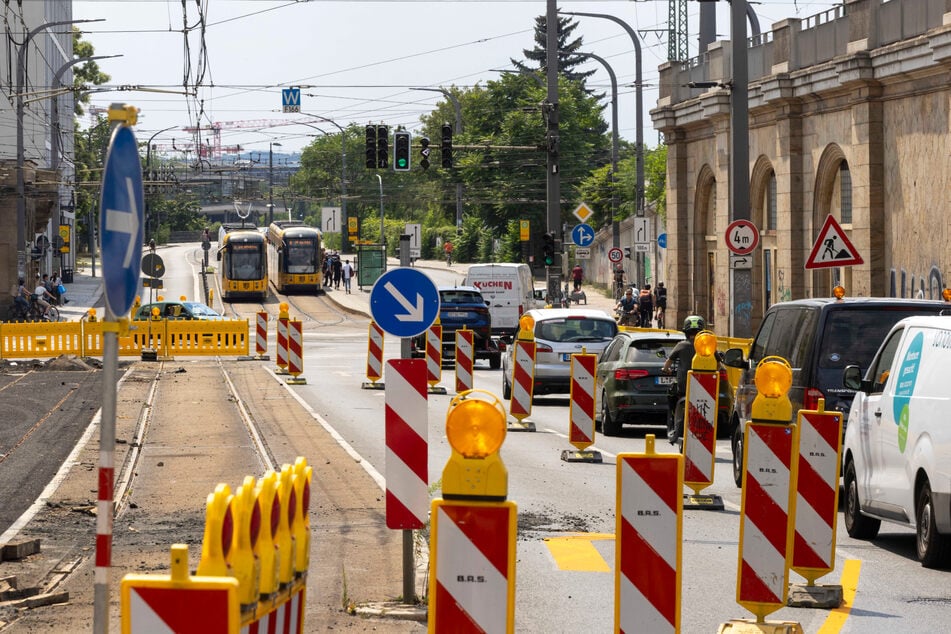 Die Antonstraße ist jetzt auch unterbrochen. Straßenbahnkunden werden das ebenfalls bemerkt haben.