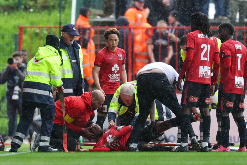 Jeff Reine-Adélaïde (26, am Boden) musste minutenlang behandelt und letztendlich auf einer Trage vom Feld gebracht werden.