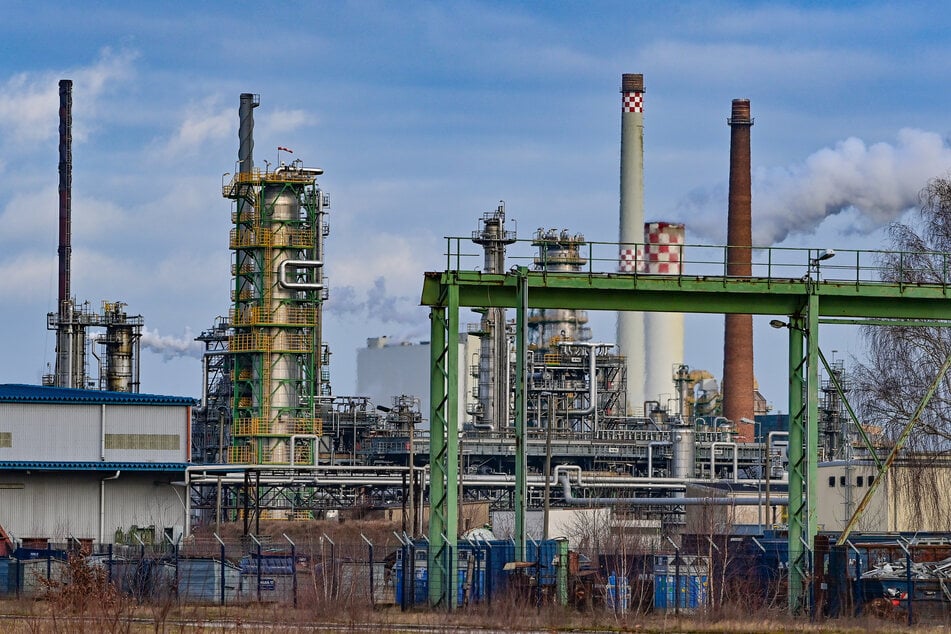 Die Zukunft der Raffinerie in Schwedt wird derzeit wegen eines möglichen Stopps der Öllieferungen aus Russland diskutiert. Sie spielt bei den Importen eine Schlüsselrolle. Dort endet die Druschba-Pipeline und von dort werden große Teile vor allem Ostdeutschlands mit Ölprodukten versorgt.