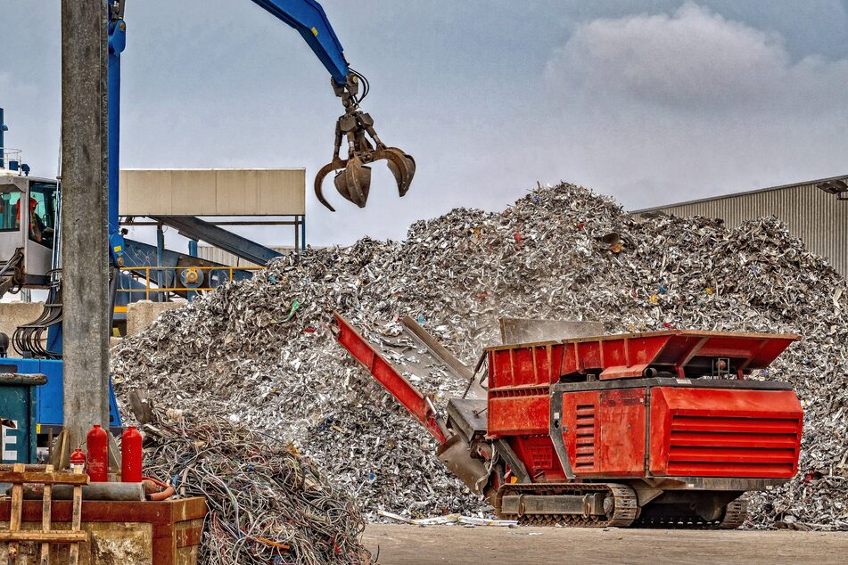 In Leverkusen soll ein Recyclingbetrieb beim Zerlegen einer Lokomotive Schadstoffe nicht ordnungsgemäß entsorgt haben. (Symbolbild)