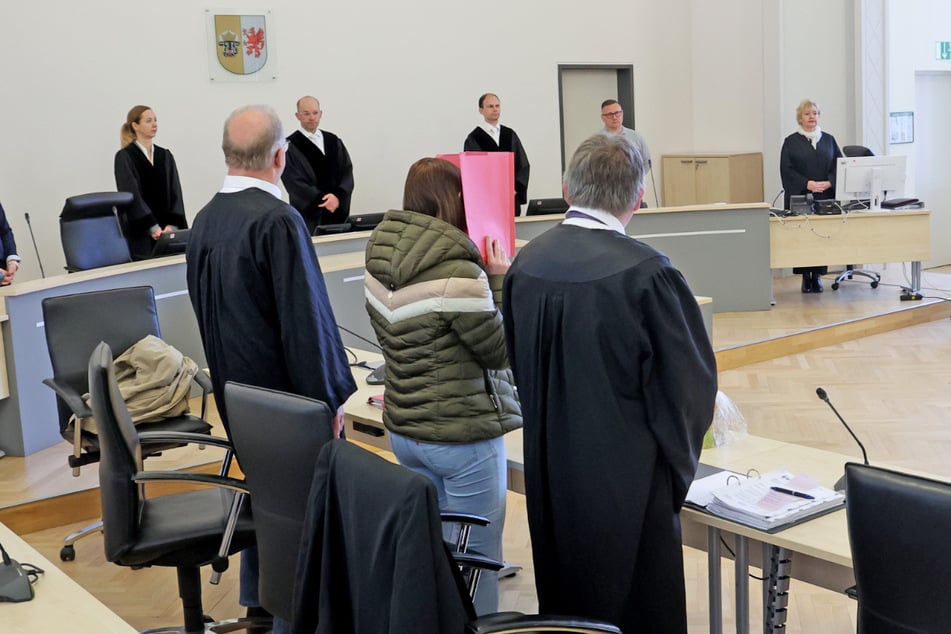 Der Tatverdächtigen wird vorgeworfen, Fabian heimtückisch und aus niedrigen Beweggründen getötet zu haben.