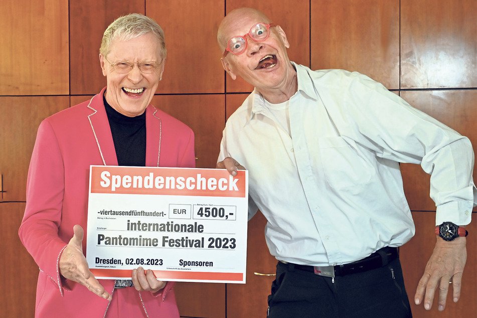 Wolle Förster (68, l.) übergibt an Ralf Herzog (71) eine 4500-Euro-Spende aus seinem Netzwerk.