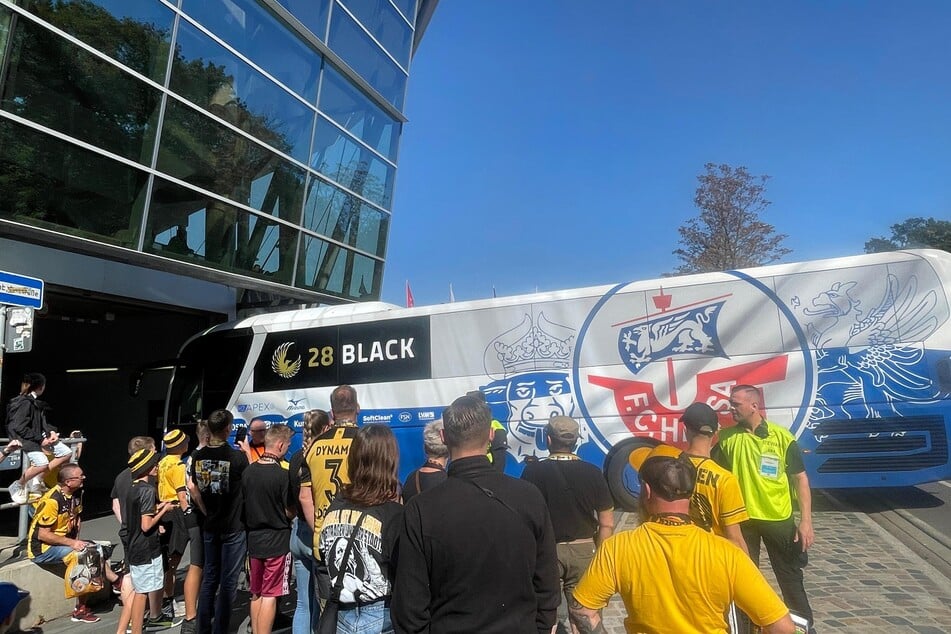 Die Gäste aus Rostock erreichten soeben das Stadion.