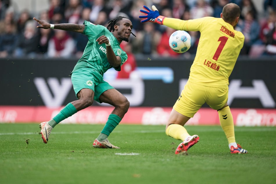 Der Ex-Kölner Noel Futkeu (21, l.) hätte seine Fürther früh in Führung bringen können, doch FC-Keeper Marvin Schwäbe (29) war zur Stelle.