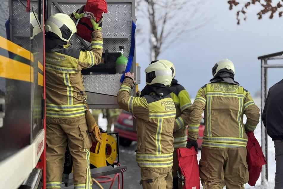 Einsatzkräfte der Feuerwehr während der Rettung des Eingeklemmten.