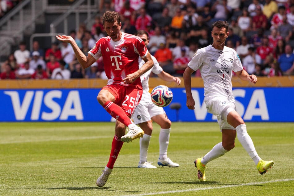 Eleganz trifft Effizienz: Kult-Bayer Thomas Müller verewigte sich beim Rekord-Spiel auch zweimal auf der Anzeigetafel.