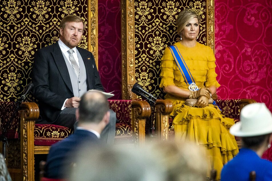Den Haag: König Willem-Alexander (l) der Niederlande sitzt am Prinsjesdag neben Königin Maxima auf dem Thron und verliest die Thronrede zur Eröffnung des parlamentarischen Sitzungsjahres vor Mitgliedern des Senats und des Repräsentantenhauses in der Grote Kerk. Die Corona-Krise hat die Niederländer am Prinsjesdag - sonst ein Tag mit ausgelassener Volksfest-Stimmung - zu Nüchternheit und Abstand gezwungen.