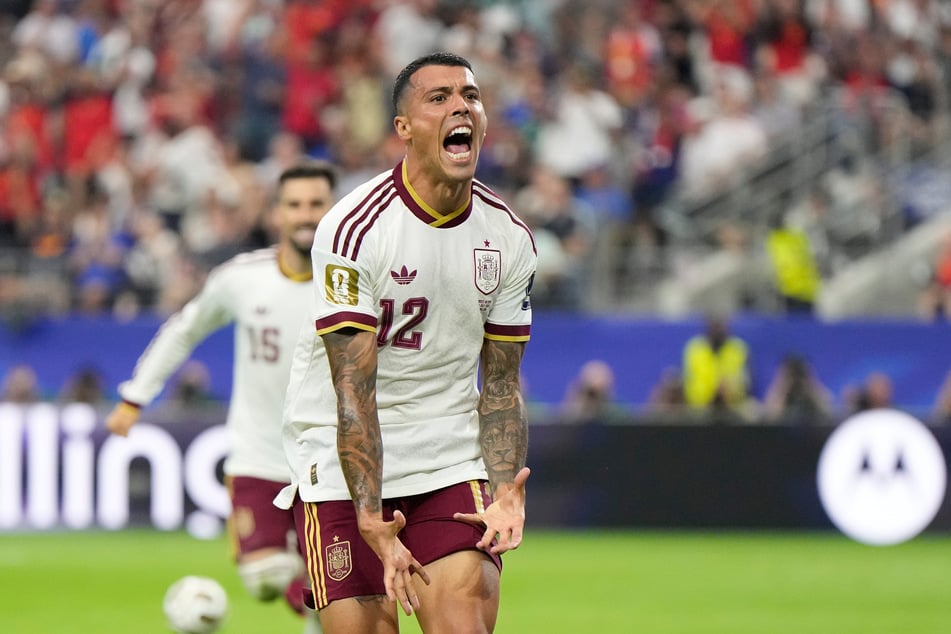 Spaniens Pedro Porro (26) bejubelt seinen Treffer zum 2:0-Endstand.