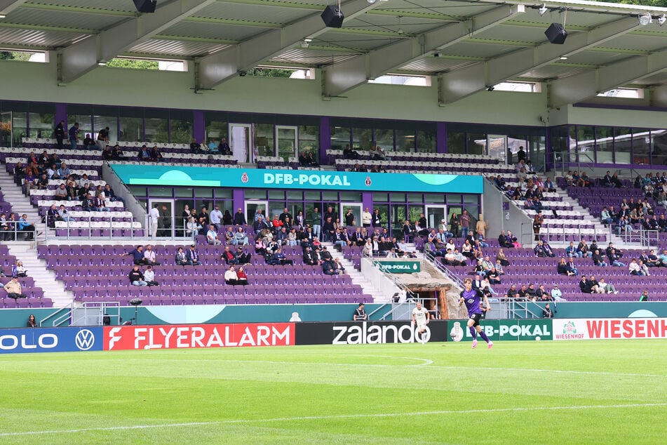 Nicht zum ersten Mal war die VIP-Tribüne im Erzgebirgsstadion zum DFB-Pokal spärlich besetzt. Dabei hatte der Verein die Preise zum Ligavergleich drastisch gesenkt.