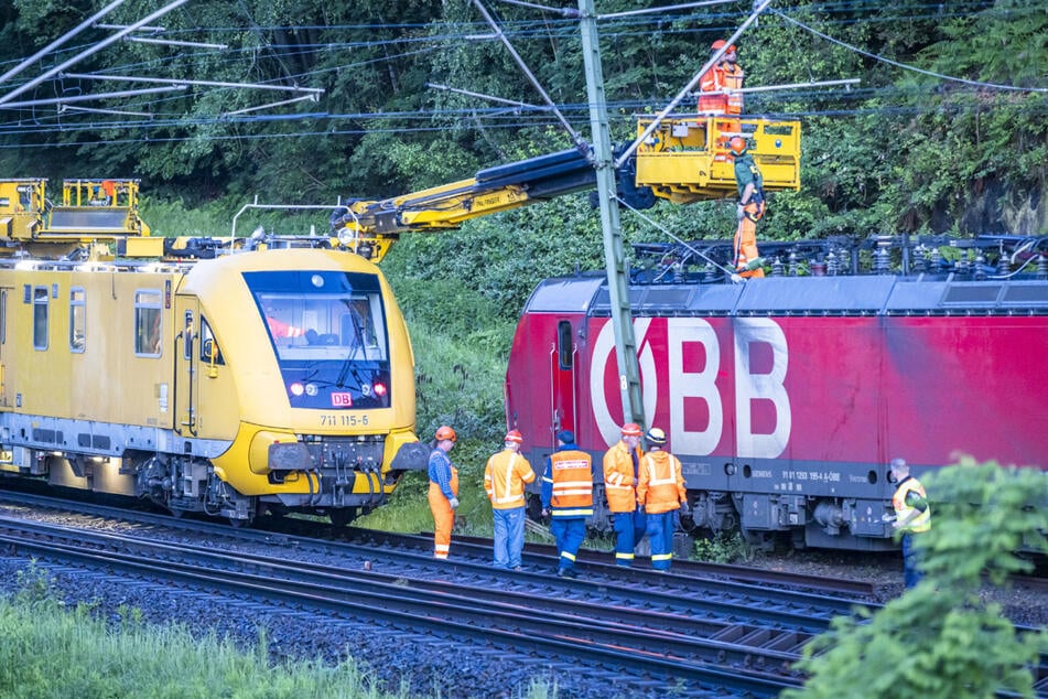 Mitarbeiter der Deutschen Bahn, des THW und der Bundespolizei waren im Einsatz.