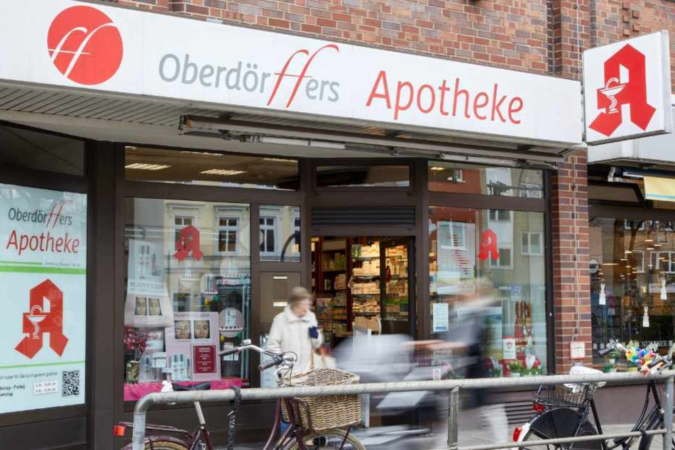 Sie betreibt Hamburgs älteste Apotheke, die sich an der Hoheluftchaussee befindet.