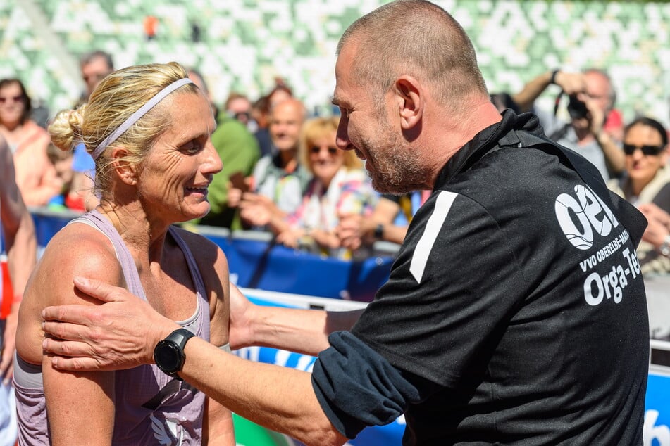 Organisator Uwe Sonntag gratulierte Yvonne van Vlerken (47) im Vorjahr zum Sieg.