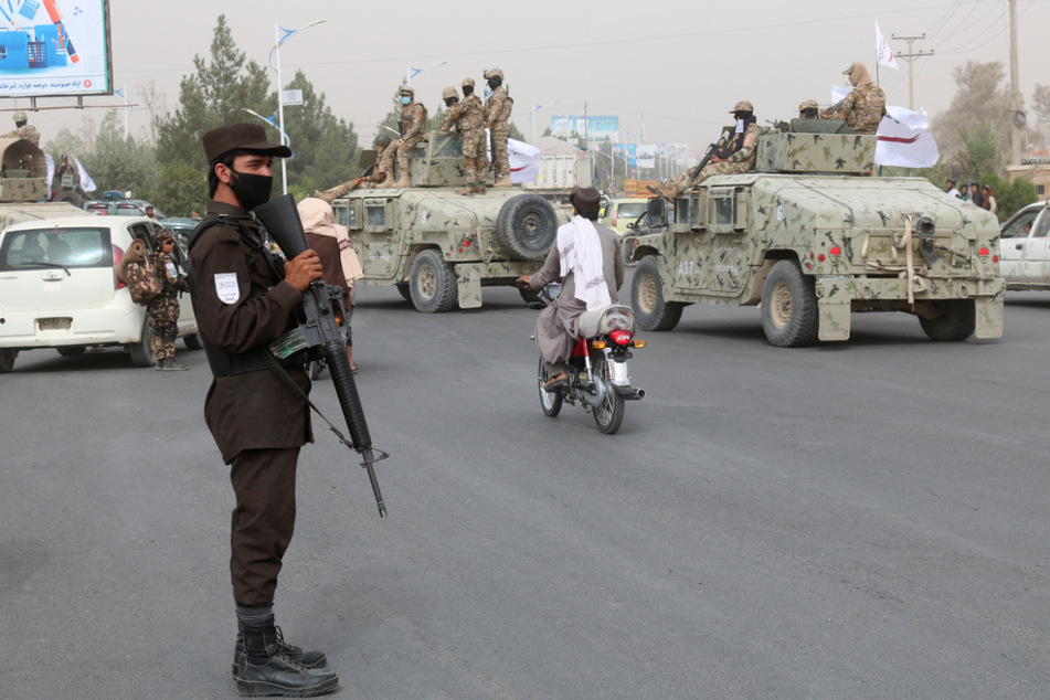 Taliban-Kämpfer patrouillieren auf einer Straße in Kandahar.
