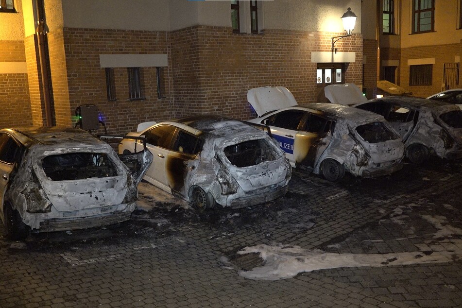 Die Ordnungsamt-Fahrzeuge fielen den Flammen zum Opfer.