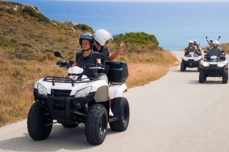 "Bachelorette" Maxime (26) gibt bei der Quad-Tour Gas und düst über Kefalonia.