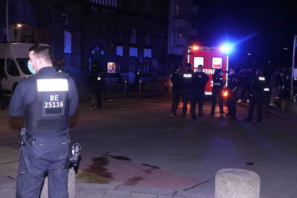 Einsatzkräfte sind vor Ort im Wrangelkiez in Berlin-Kreuzberg.