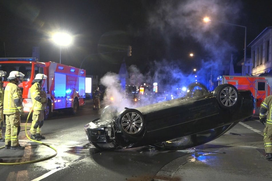 Nach illegalem Rennen: Fahrzeug überschlägt sich und fängt Feuer