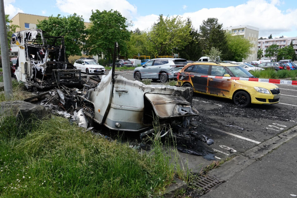 Auch benachbarte Fahrzeuge wurden beschädigt.