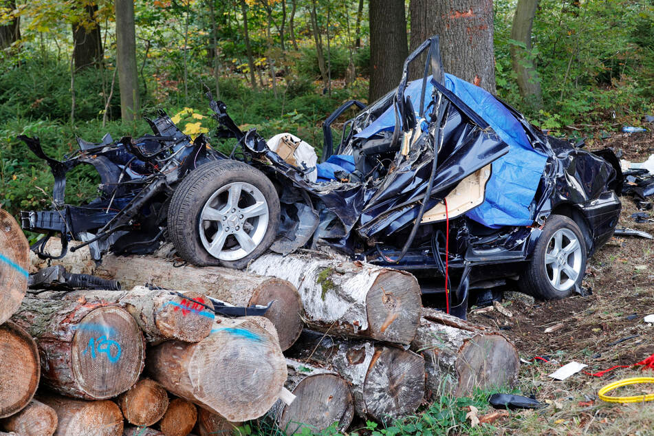 Mercedes knallt in Mittelsachsen gegen Holzstapel, beide Insassen tot