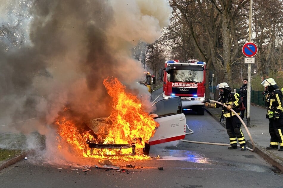 Die Feuerwehr Löschte das Brennende Unfalauto Unter athemschutz, Hierbei Wurde Auch Löschschaum eingsetzt.