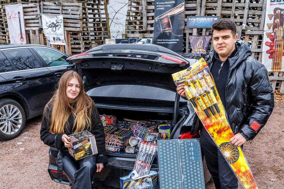 Sie lassen es krachen: Daniel Shamray (20) und Inga Mihalachi (21) luden am heutigen Donnerstag Knallwerk im Gesamtwert von 1200 Euro in den Kofferraum.