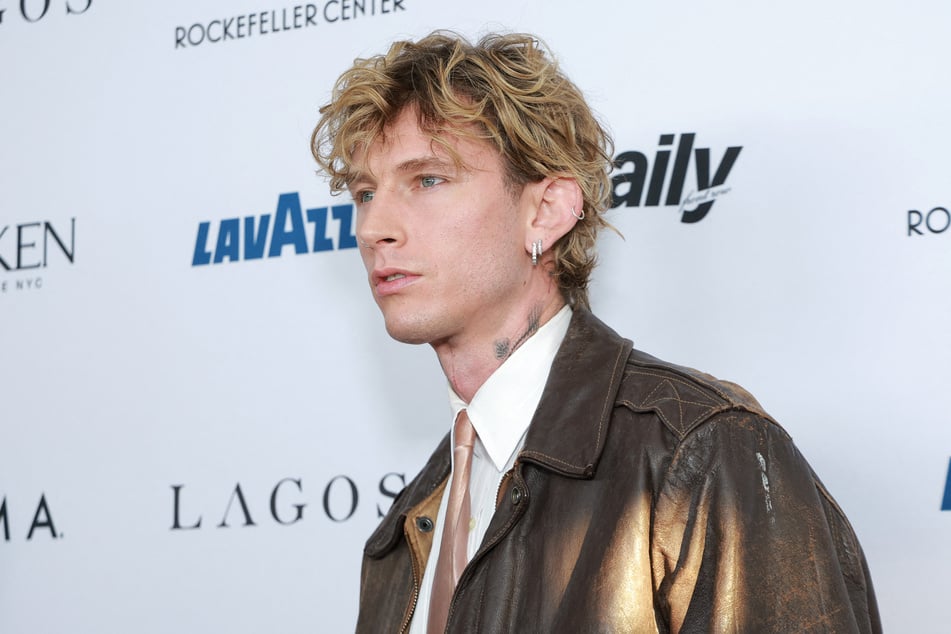 Machine Gun Kelly (35) vergleicht sich selbst mit einem Rennwagen, wenn es um sein Liebesleben geht.