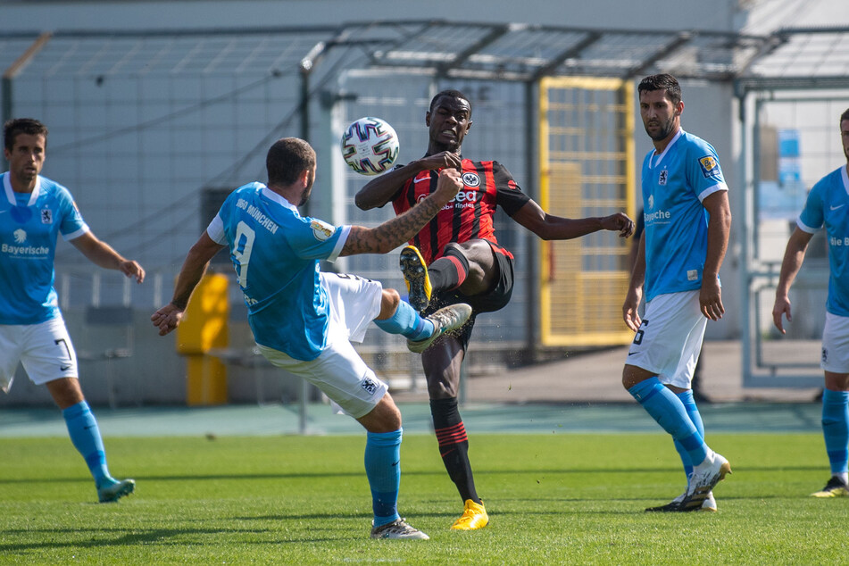 Sascha Mölders (2.v.l.) vom TSV 1860 München mit Evan Ndicka (M.) von Eintracht Frankfurt im Zweikampf.