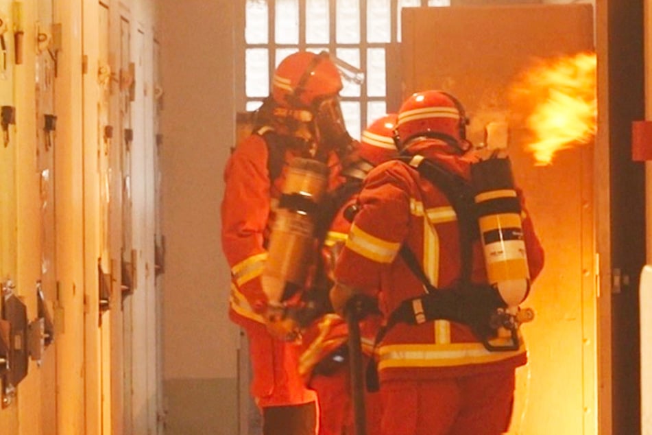 Beinahe-Katastrophe bei Dreh für Knast-Doku: Plötzlich schlagen Flammen aus einer Zelle